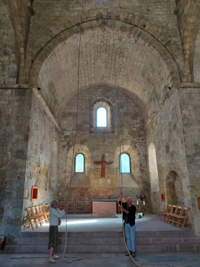 🔔 Comme pour toutes les églises de France, les cloches de l'abbatiale ont retenti à 10 h ce matin, pour saluer l'arrivée du Pape Léon XIV.

Et ce dont deux visiteurs qui ont eu l'honneur de les faire sonner. Merci à eux 🙏

@boscodonabbaye05 #abbayedeboscodon #serreponcon #embrun #hautesalpes #cloches