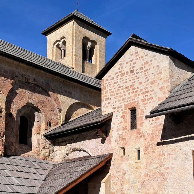 [FERMETURE ANNUELLE] 🗣 Dernier week-end pour profiter de l'abbaye avant avant la fermeture annuelle.

@boscodonabbaye05 #abbayedeboscodon #serreponcon #embrun #hautesalpestourisme #hautesalpes