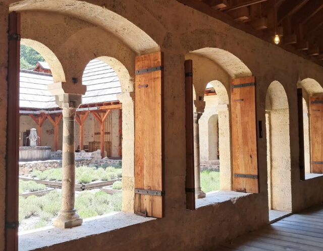 Le calme et la sérénité du cloître ✨️

@boscodonabbaye05 #serreponcon #embrun #hautesalpestourisme #hautesalpes #cloitre