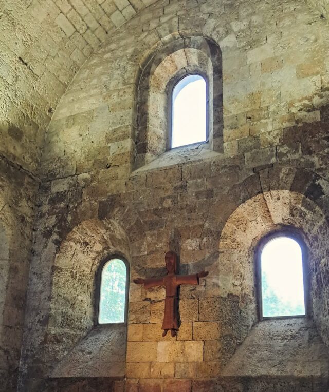 [GROS PLAN] 📷 Les fenêtres du choeur de l'abbatiale et le Christ roman. Ce Christ a été sculpté au XXe siècle par Isidore Dalla Nora, un frère des campagnes résidant à Boscodon.

@boscodonabbaye05 #serreponcon #embrun #hautesalpes #christ #artroman