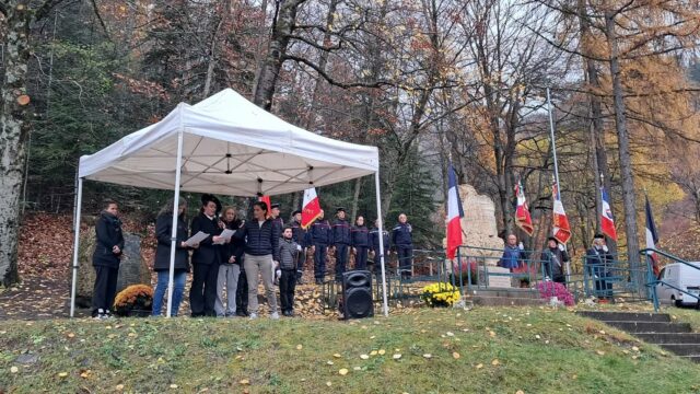 Ce matin, avait lieu près de l'abbaye de Boscodon une cérémonie en hommage au maquis de Boscodon ainsi que l'inaugauration d'un parcours de mémoire 🙏
Désormais vous pouvez retrouver l'histoire du maquis, de sa constitution en 1943 à la rafle du 16 mai 1944 et à la déportation des maquisards sur plusieurs panneaux ✨️

#boscodon #rafledeboscodon #maquisdeboscodon #maquisards #maquis #secondeguerremondiale #serreponcon #embrun #embrunais #hautesalpes #hautesalpes05 #hautesalpestourisme