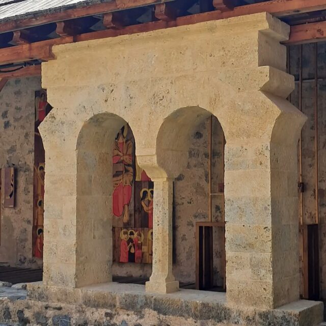 [ARCHITECTURE] 🏛 Lors de votre passage dans le cloitre de l'Abbaye, vous avez peut-être remarqué des architectures différentes.

▪️ photo 1 : architecture du cloitre du XVe siècle (reconstruction).
▪️ photo 2 : architecture du cloitre du XIIe siècle (reconstruction d'une galerie).

@boscodonabbaye05 #serreponcon #embrun #hautesalpestourisme #cloitre #architectureromane