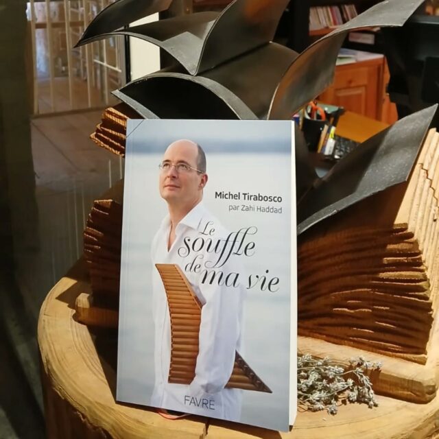 📚 Le souffle de ma vie, de Michel Tirabosco 📚

Il suffit de croiser son regard lumineux ou de percevoir son sourire pour comprendre qu’il y a là bien plus qu’un musicien.

🎼  Michel Tirabosco, flûtiste de pan reconnu à l'international, est présent à l'abbaye pour quelques jours et propose un stage pour découvrir et apprendre à maîtriser la flûte de pan.

📆  Il donnera un concert exceptionnel en l’abbatiale ce vendredi 8 août, à 20h30.
Un moment hors du temps, dans la pierre et le silence habité du lieu.

📖  Son livre, Le Souffle de ma vie, est disponible à la librairie de l’abbaye.
Une lecture simple, profonde, vraie où chacun est interpellé au cours des pages.

#crots #embrun #embrunais #embruntourisme #serreponcon #boscodon #hautesalpes #hautesalpes05 #hautesalpestourisme #patrimoine #patrimoinefrancais #abbaye #abbayeromane #architectureromane #monumenthistorique #abbayedeboscodon #flutedepan #librairie #micheltirabosco