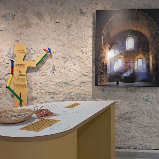 [MUSEOGRAPHIE] 👷‍♂️ Petit tour par l'espace réservé à l'art des premiers bâtisseurs.
Ici, vous découvrirez les premiers outils et leur utilisation mais aussi des explications pour comprendre le nombre d'or, la corde à 13 noeuds, l'architecture romane, etc.

🕙  Horaires d'ouverture :
lundi au samedi : 9h30-13h30 et 14h30-18h30
dimanche : 10h-13h30 et 14h30-18h30

@boscodonabbaye05 #serreponcon #embrun #hautesalpestourisme #hautesalpes #museographie