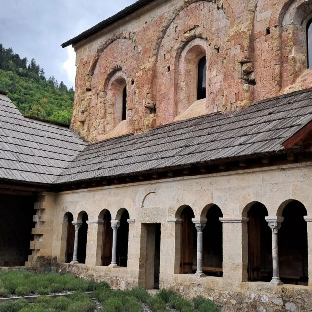 [PIERRE] 🧱  L'abbaye a été construite avec de la cargneule, une roche sédimentaire étant composée notamment d'oxyde de fer.
🤔 Et oui... l'oxyde de fer au contact du feu devient rouge.
🔥 Toutes les pierres de couleur rouge ont donc été en contact avec du feu. Pour info, l'abbaye a été incendiée à 4 reprises durant son histoire.

➡️ Pour en savoir davantage, rdv à l'abbaye :

🕙  Horaires d'ouverture :
lundi au samedi : 9h30-13h30 et 14h30-18h30
dimanche : 10h-13h30 et 14h30-18h30

🗣  visites guidées à 15h tous les jours jusqu'à dimanche 30 août. 

@boscodonabbaye05 #cloitre #serreponcon #embrun #hautesalpestourisme #artroman