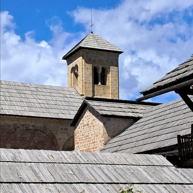 [CLOCHER] ⛪️ Savez-vous que notre magnifique clocher date de 2000 ?
🗣 Le clocher original a été détruit dans les années 1880 lorsque Boscodon était un hameau rural.

🕙  Horaires d'ouverture :
lundi au samedi : 10h-13h et 14h00-18h
dimanche : 11h-13h et 14h-18h

@boscodonabbaye05 #clocher #serreponcon #embrun #hautesalpestourisme #hautesalpes