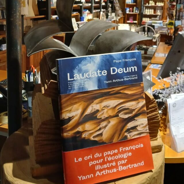 🌍✨ À l'occasion du Jubilé de la Création, ce samedi 4 octobre à l'abbaye de Boscodon, la librairie-boutique vous propose le livre "Laudate Deum", écrit par le pape François et illustré par Yann Arthus-Bertrand.

 📖  Cet ouvrage est un vibrant appel à prendre soin de la Création, à unir foi, conscience et action pour un avenir plus juste et plus durable.

🔸️ Ouvrage à découvrir parmi tant d'autres sur la thématique de l'écologie et du respect du Vivant.

🕤  Librairie ouverte ce jour là de 10h30 à 13h et de 14h30 à 17h00.

#abbayedeboscodon #crots #embrun #embrunais #embruntourisme #serreponcon #boscodon #hautesalpes #hautesalpes05 #hautesalpestourisme #patrimoine #patrimoinefrancais #abbaye #abbayeromane #architectureromane #monumenthistorique