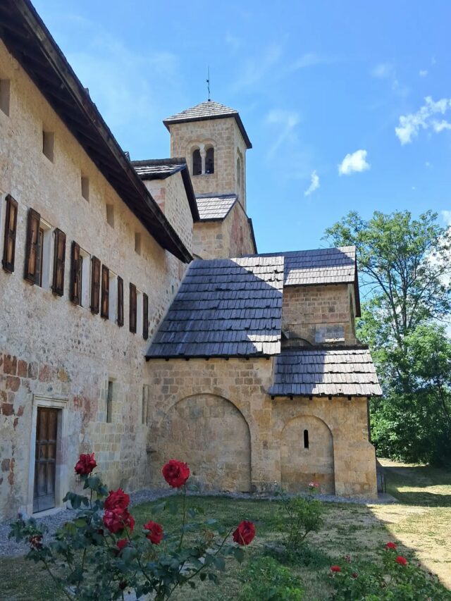@boscodonabbaye05 #abbayedeboscodon #serreponcon #embrun #hautesalpestourisme #hautesalpes 

🕙  Horaires d'ouverture :
lundi au samedi : 10h-13h et 14h-18h30
dimanche : 11h-13h et 14h-18h30