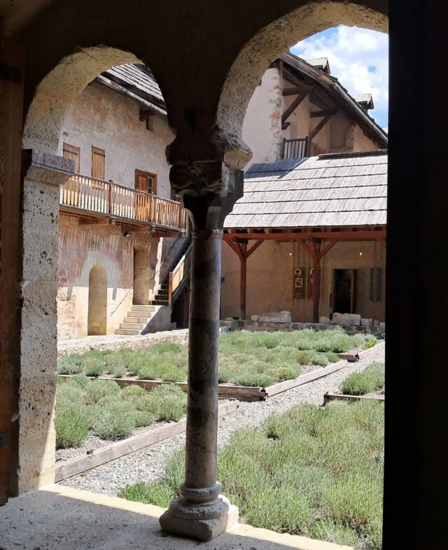 📷 @boscodonabbaye05 #serreponcon #embrun #hautesalpestourisme #hautesalpes #cloitre 

🕙  Horaires d'ouverture :
lundi au samedi : 9h30-13h30 et 14h30-18h30
dimanche : 10h-13h30 et 14h30-18h30